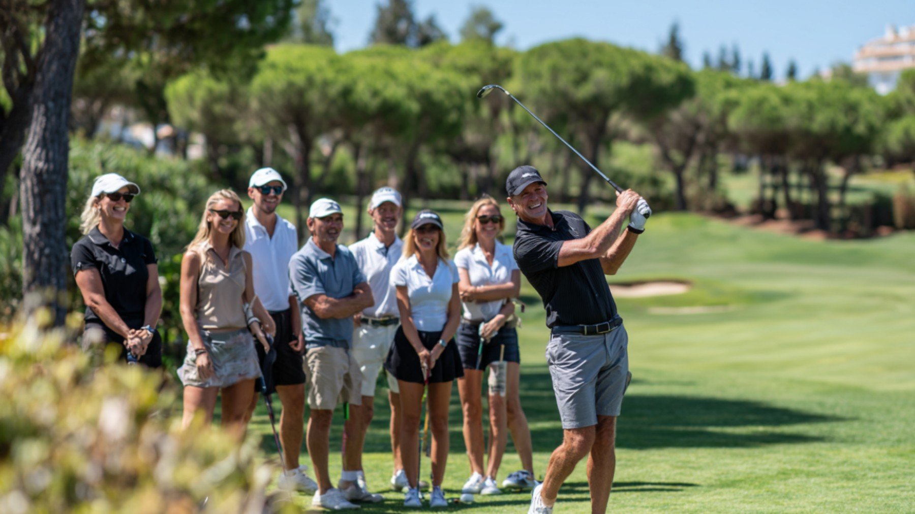 Impartiendo una clase de golf.