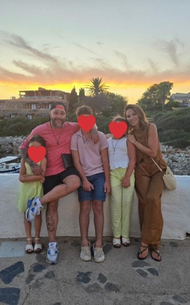 Kiko Rivera junto a Irene y sus hijos Fran, Ana y Carlota. (Instagram)