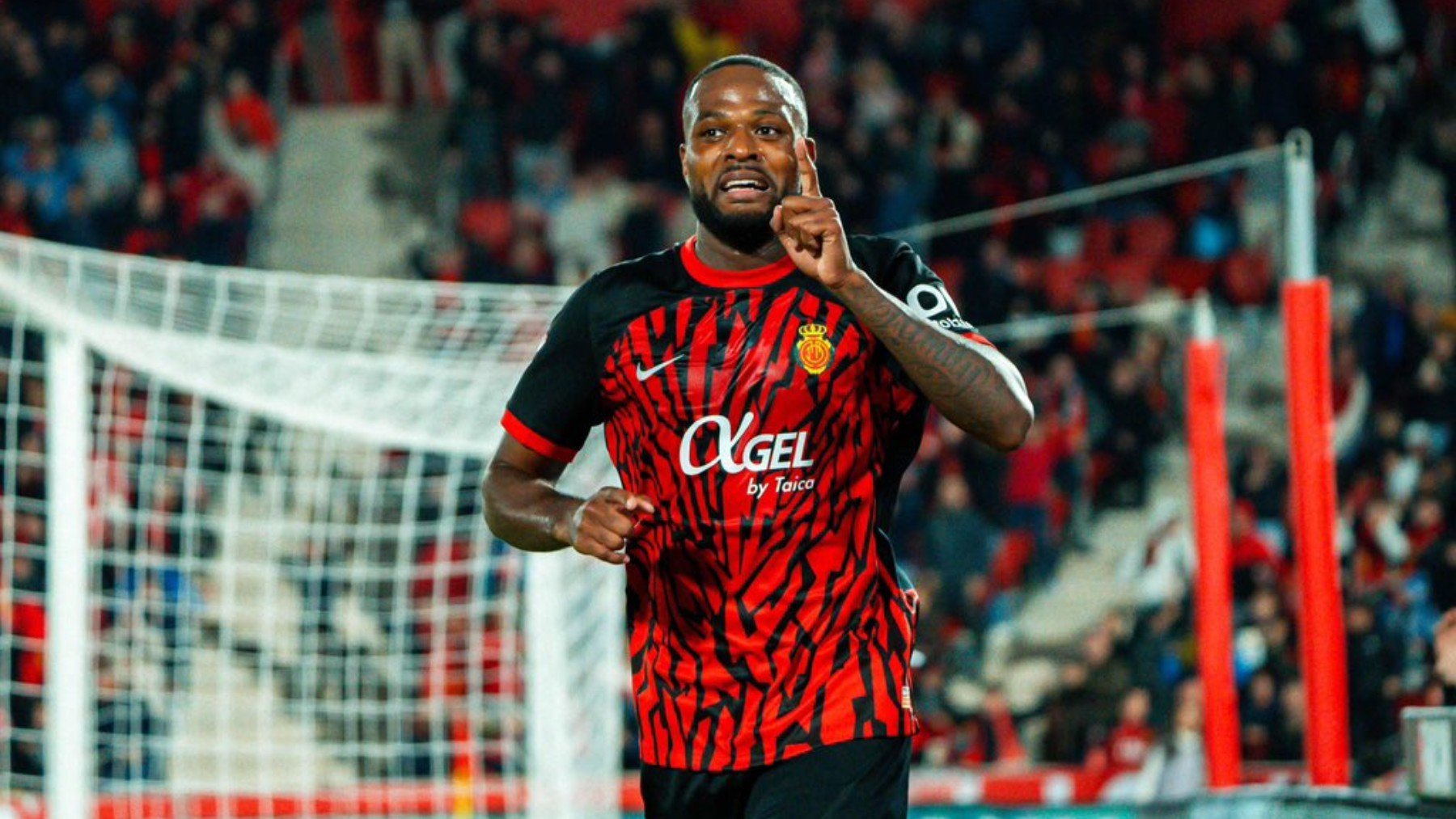 Larin, celebrando un gol.