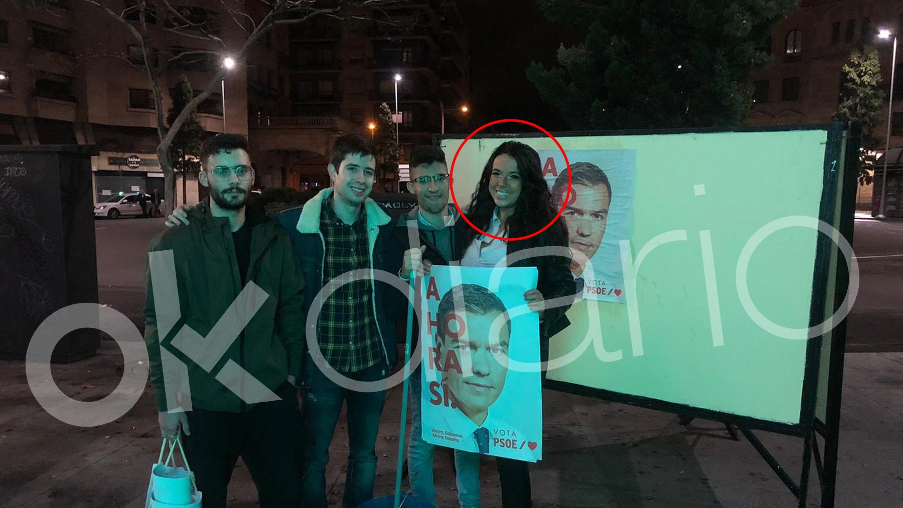 La foto de la analista de TVE Sarah Santaolalla pegando carteles de Sánchez como militante del PSOE