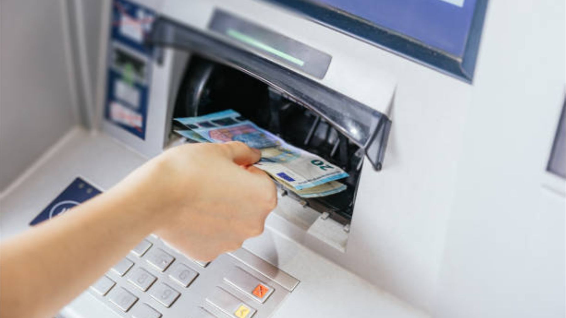 Adiós a sacar dinero del cajero como siempre: Hacienda va a empezar a multar