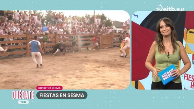 El reportero de Quédate, pillado por una vaquilla en pleno directo. (ETB)