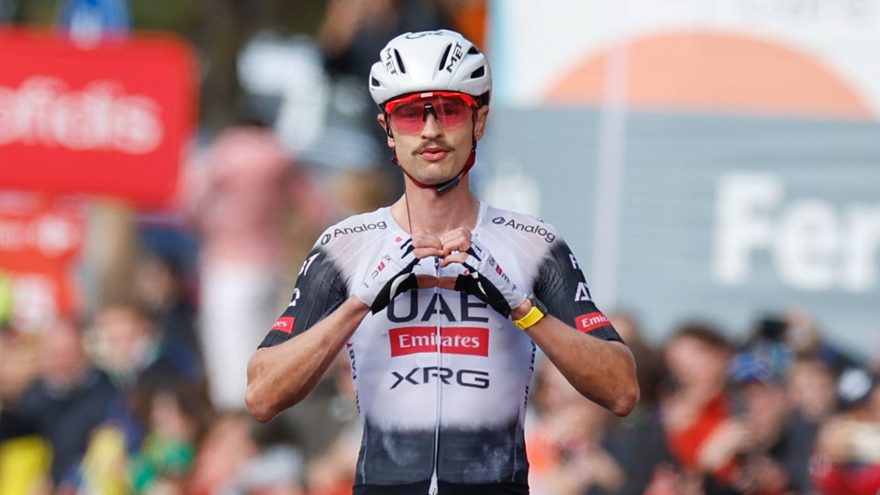 Jay Vine celebra su victoria en la Vuelta. (EFE)