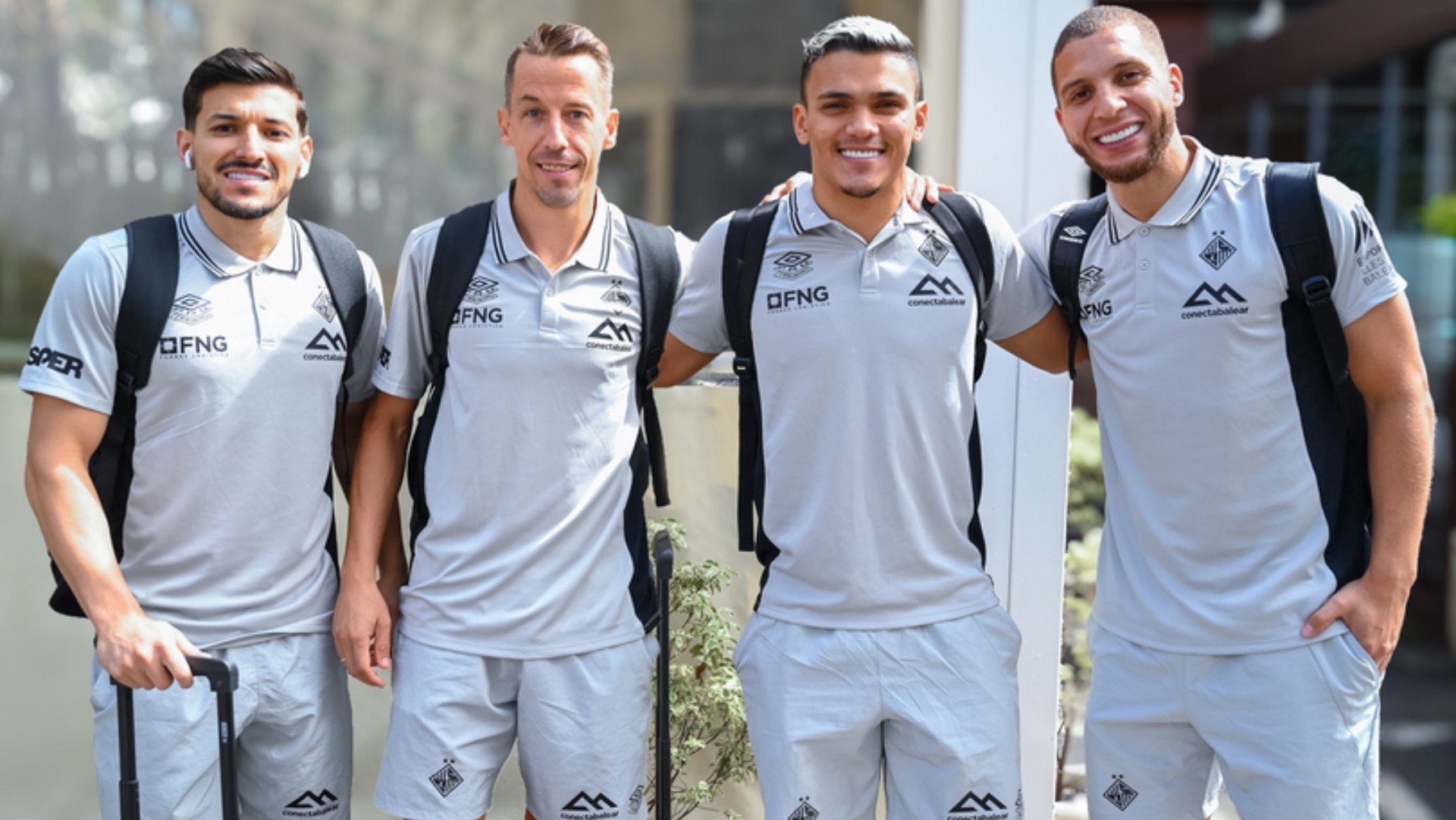 Luan Muller, Lin, Mateus Maia y Charuto en el hotel de concentración en Noia (1)