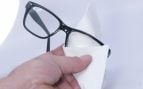 Ni jabón ni limpiacristales: el fácil truco para eliminar los rayones de las gafas y parezcan nuevas