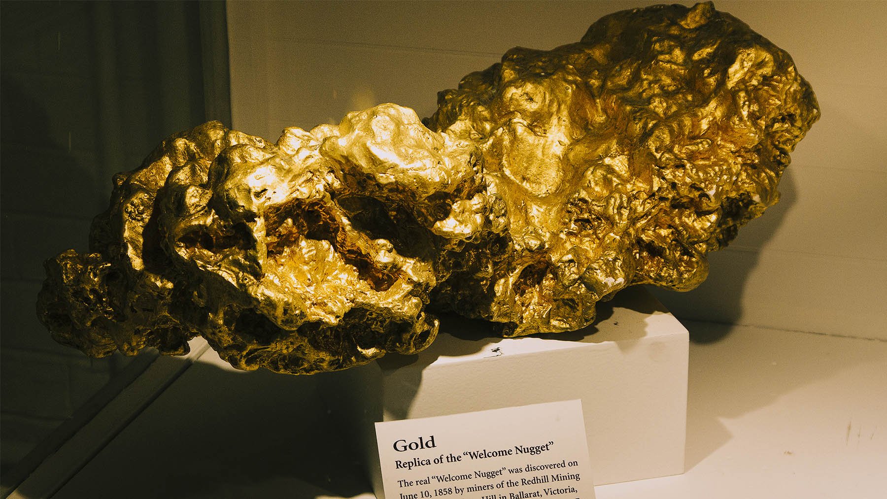 Replica de la pepita de oro más grande del mundo. Foto: Anatoli Lvov en Wikimedia Commons.