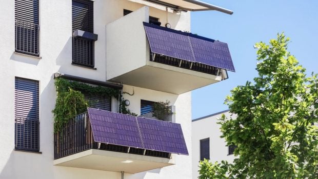 Paneles solares instalados en el balcón de una vivienda. 