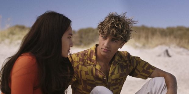 Belly y Jeremiah en 'El verano en que me enamoré'. (Prime Video)