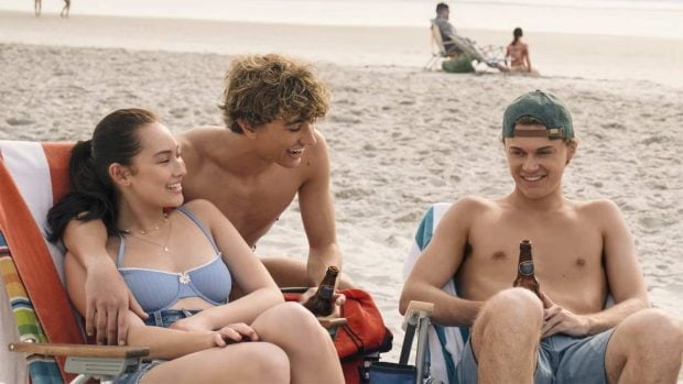 Belly, Jeremiah y Conrad en 'El verano en que me enamoré'. (Prime Video)