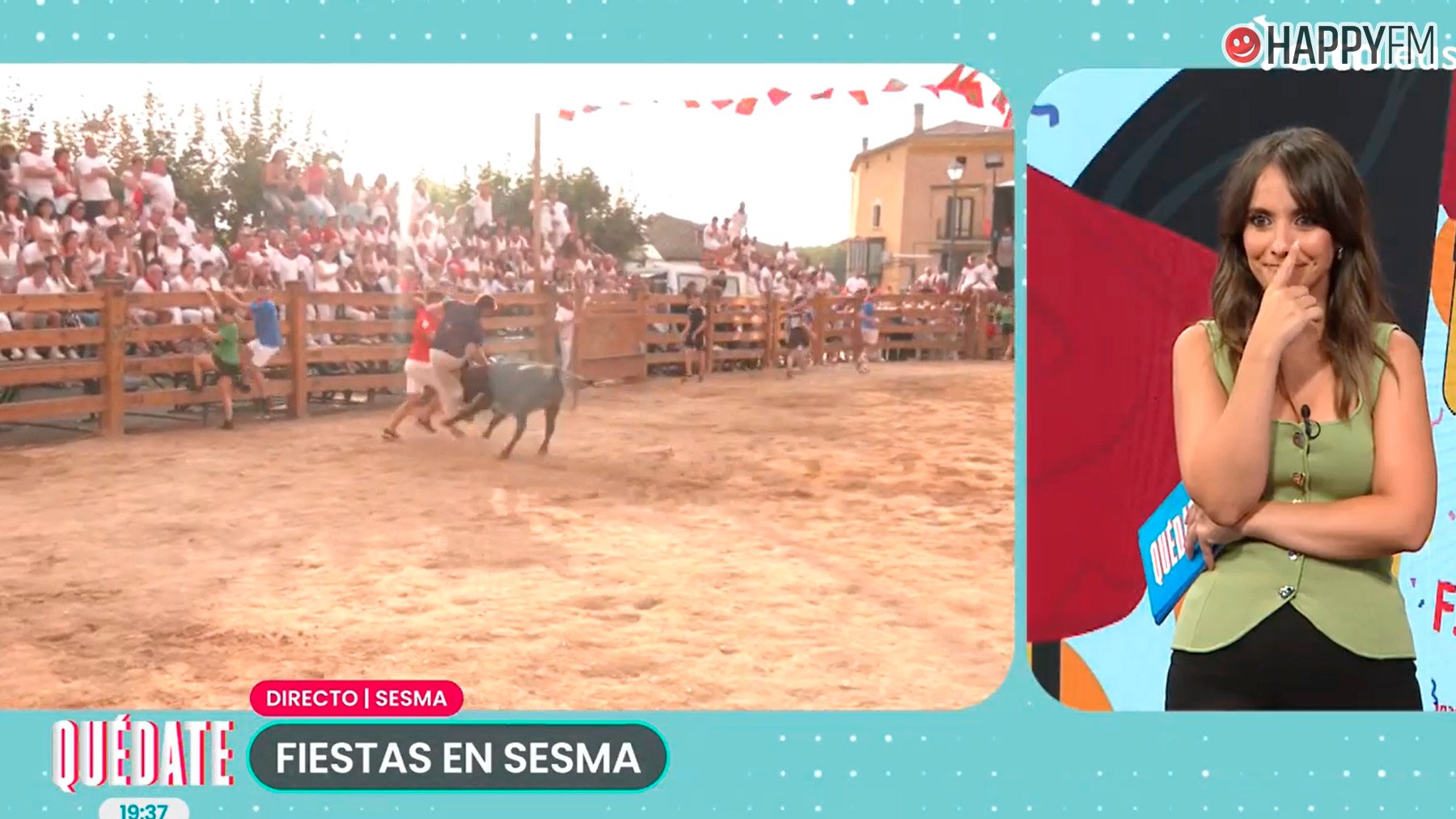 Un reportero, embestido en directo por una vaquilla en las fiestas de Sesma: «¿Estás bien?»