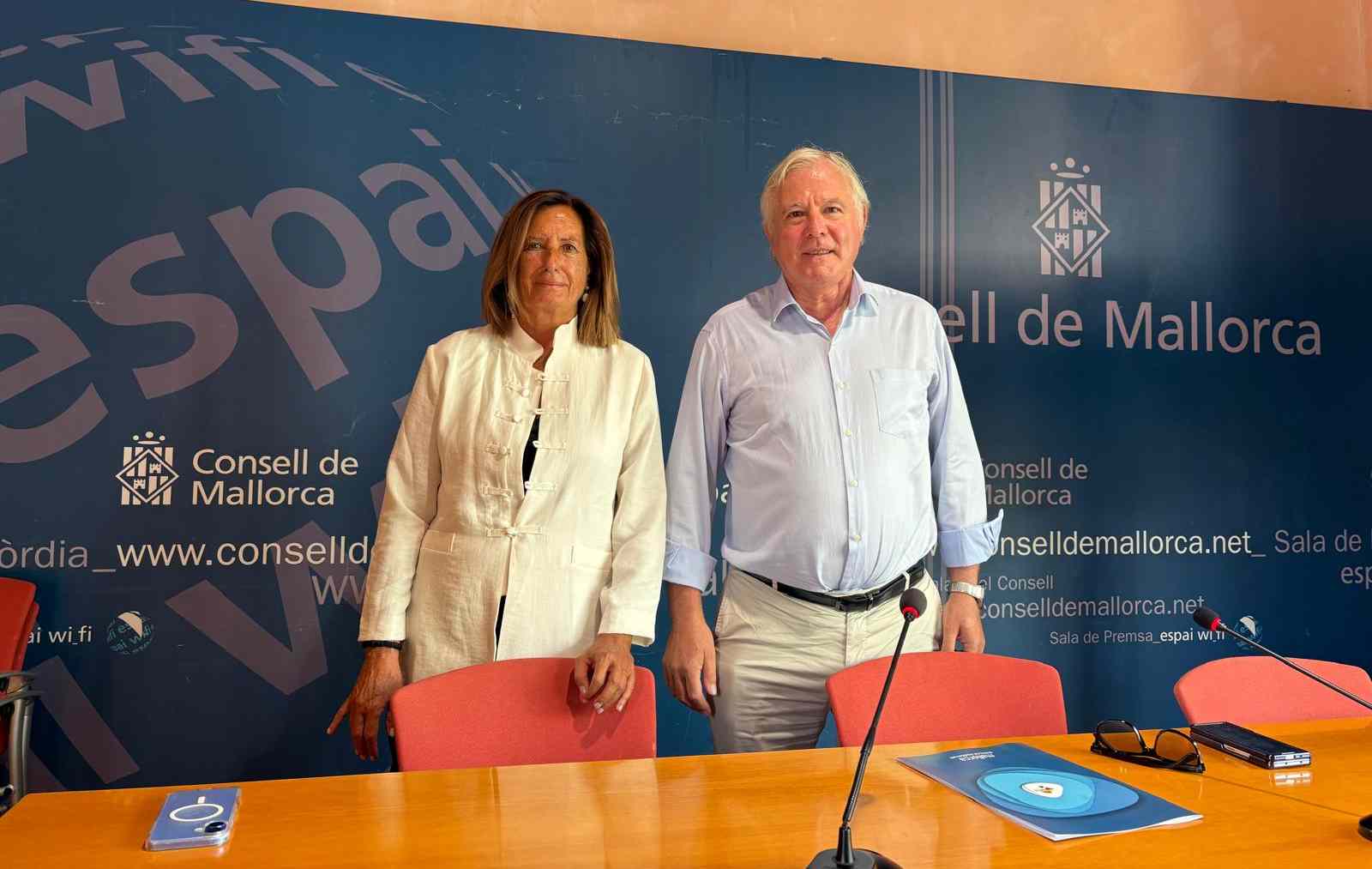 El conseller Marcial Rodríguez y la directora insular Clara del Moral.