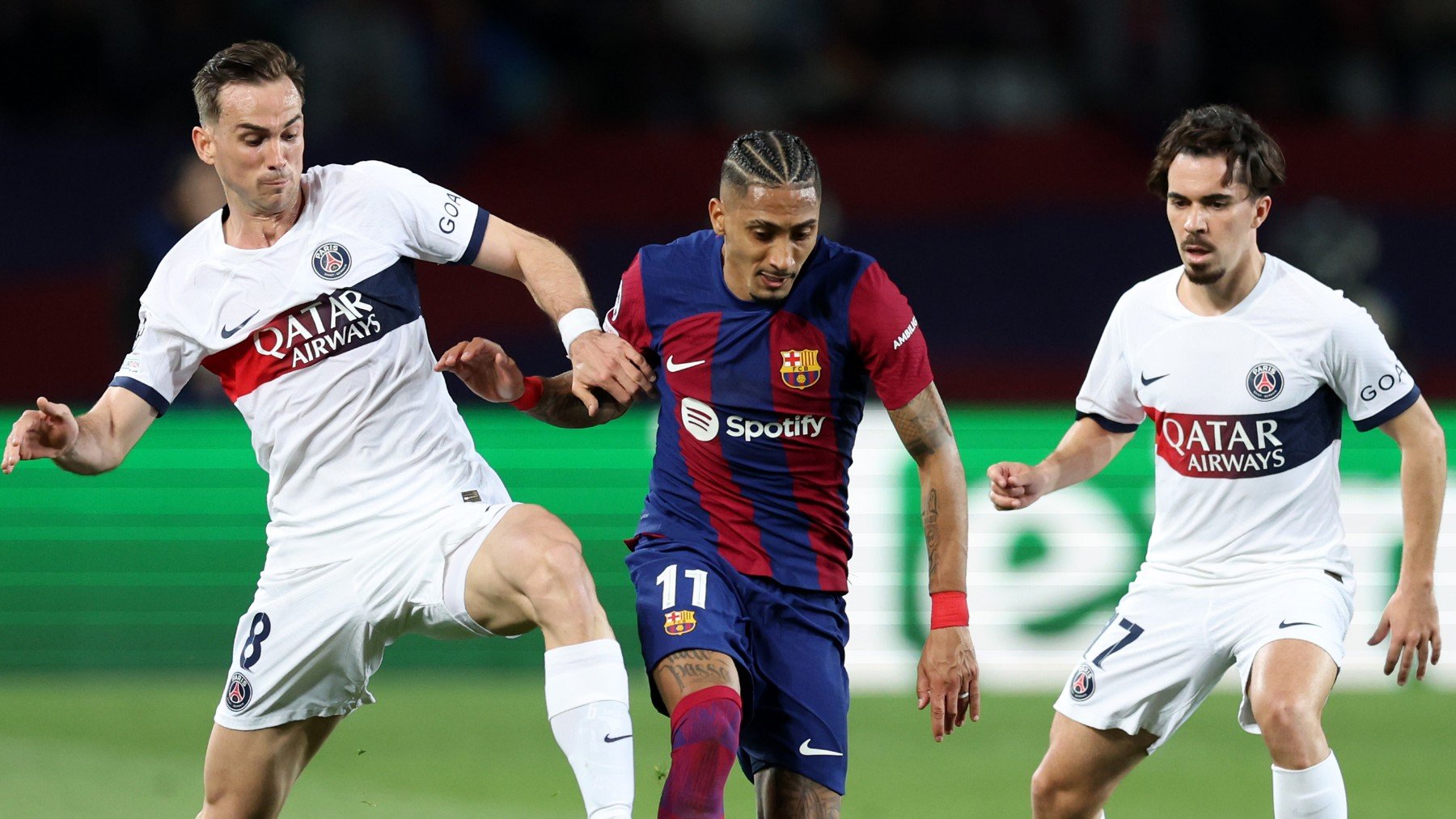 Raphinha contra el PSG. (Getty)