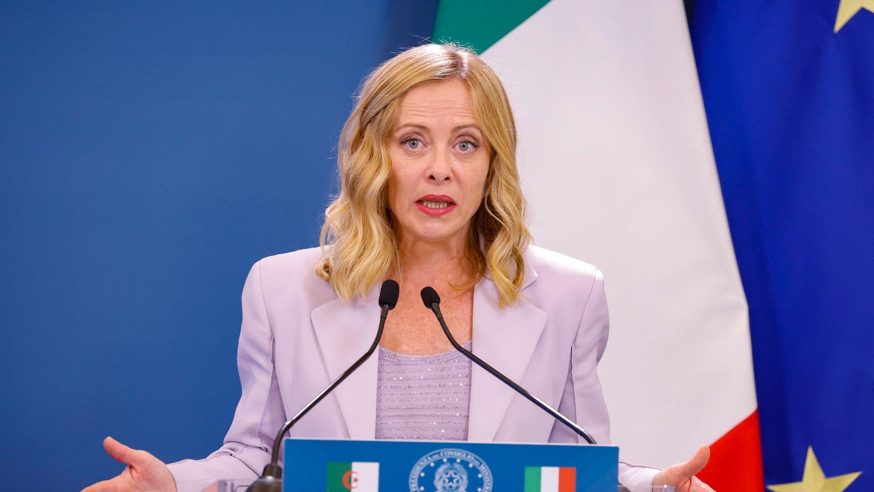 Meloni pide sanciones tras la difusión de fotos suyas en una web pornográfica