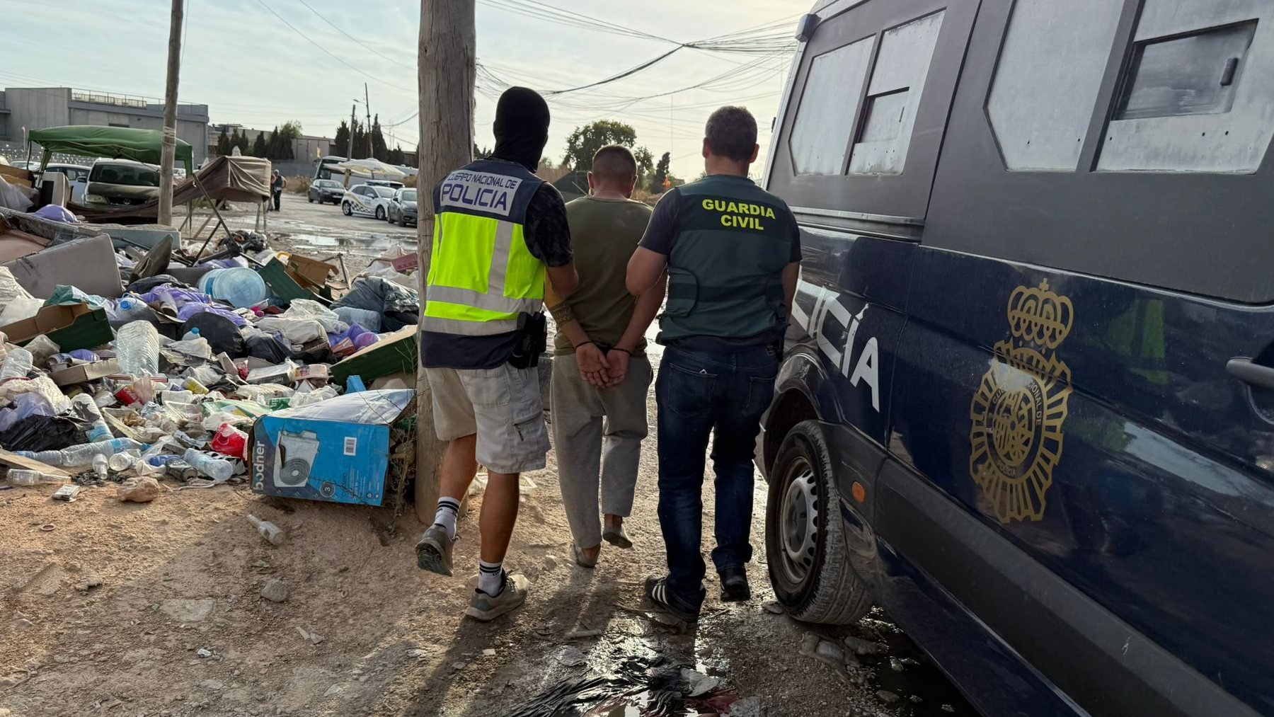 Policía y Guardia Civil, practicando una detención.