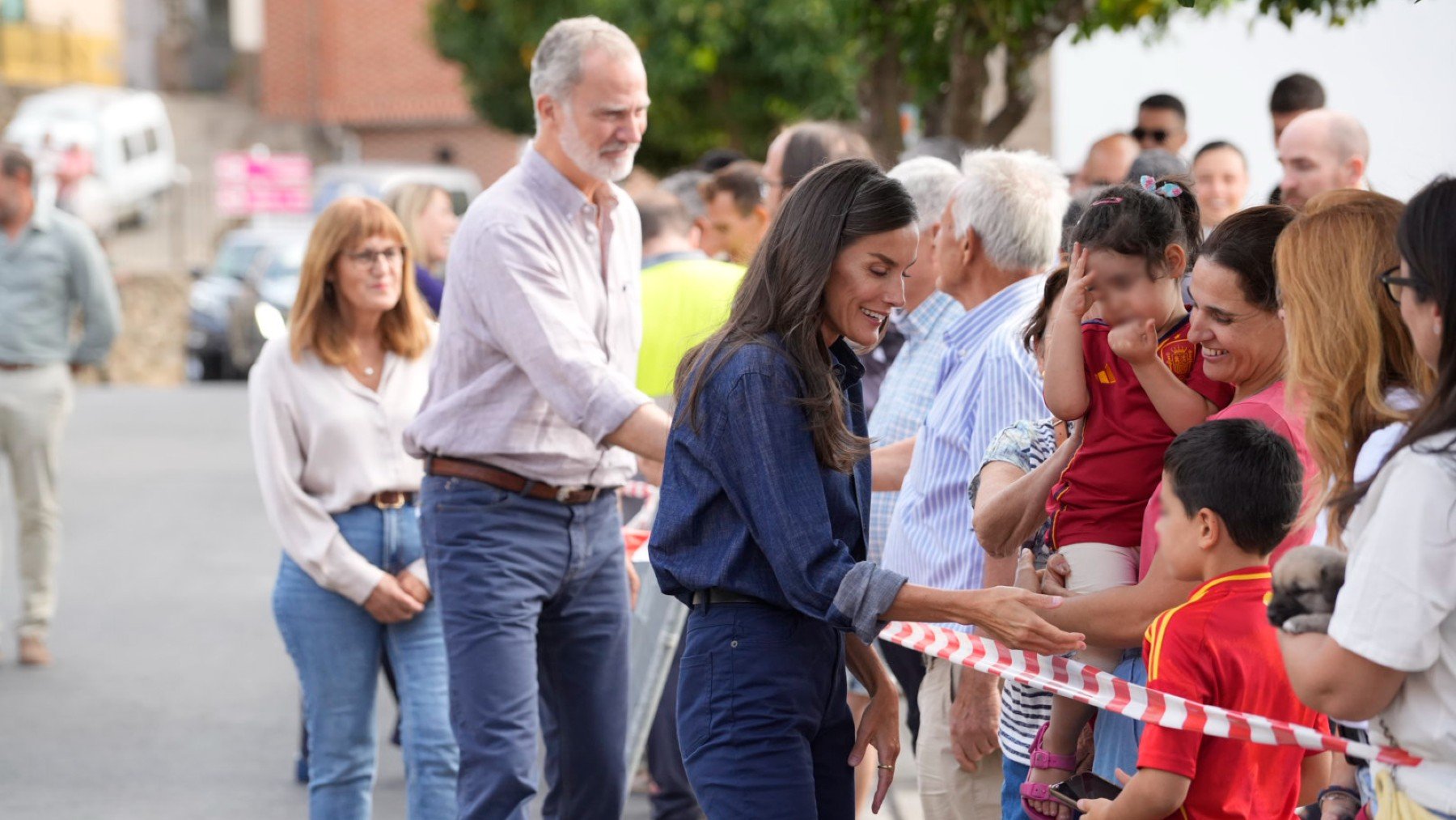 Los Reyes cierran en Extremadura su visita a los territorios más afectados por los incendios