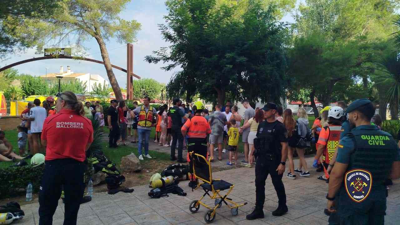 Tres heridos, entre ellos una niña de 6 años, en un incendio en la sala de máquinas de un hotel en Alcúdia