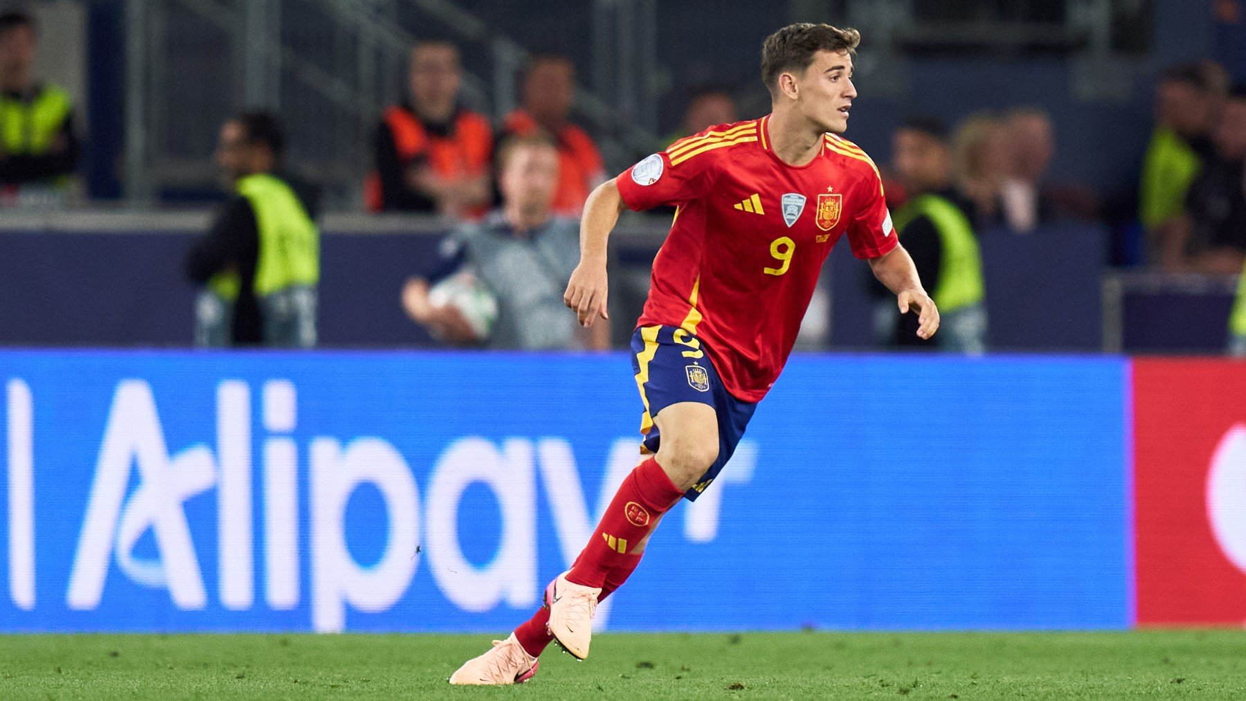 Gavi no acudirá con la selección española por su lesión de rodilla