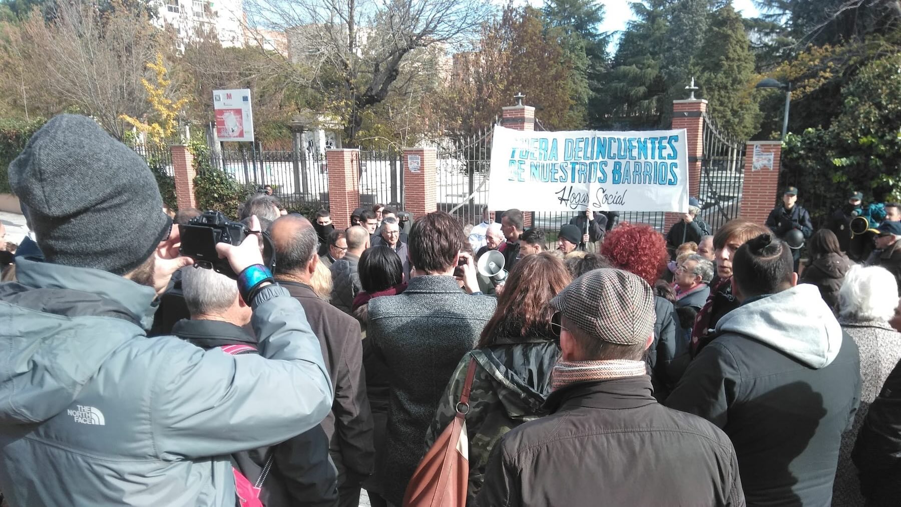 Manifestación de vecinos ante el centro de menas de Hortaleza, en 2019.
