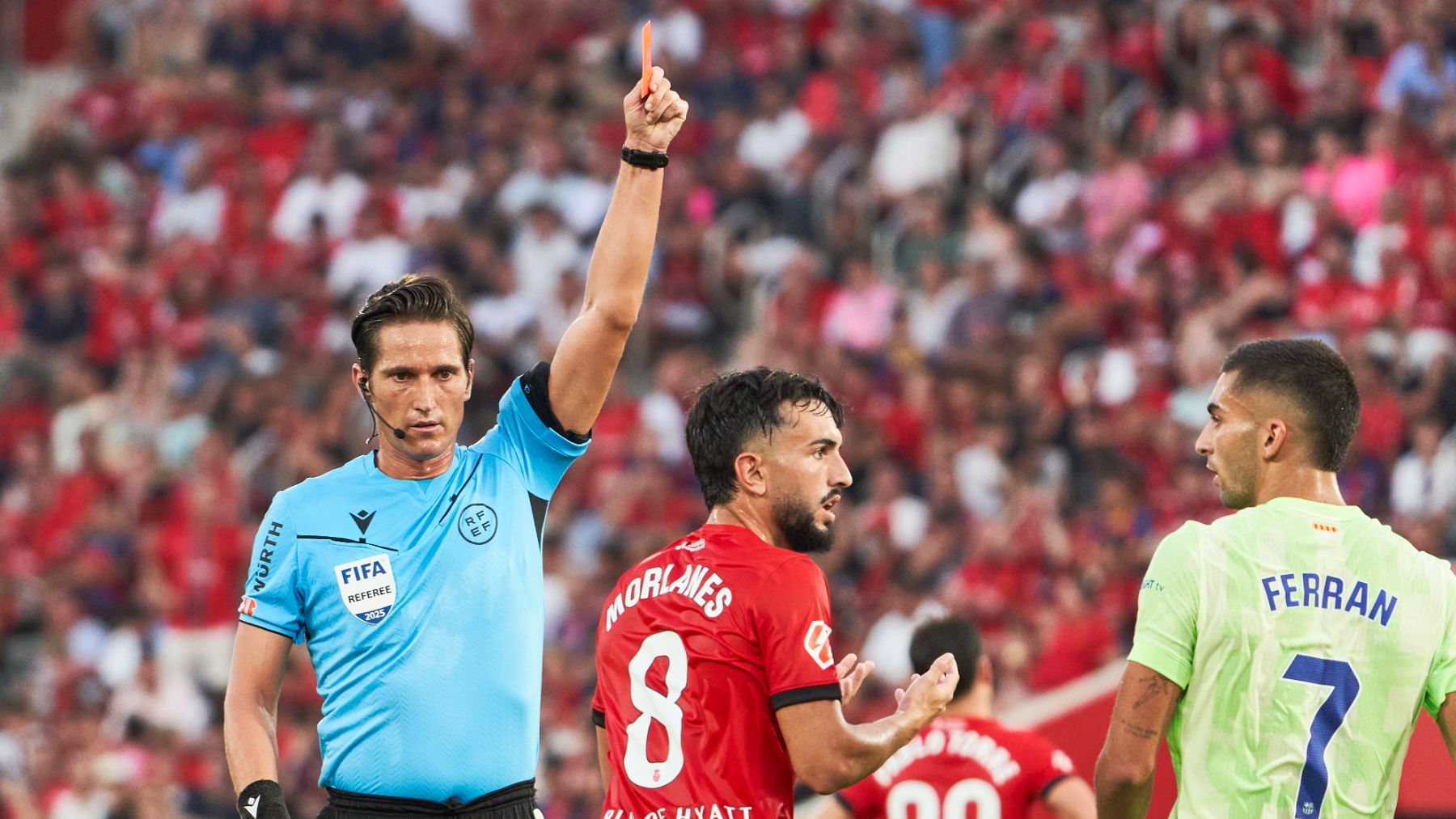 Munuera Montero se queda sin pitar en la jornada 3 tras su polémico arbitraje en el Mallorca-Barcelona