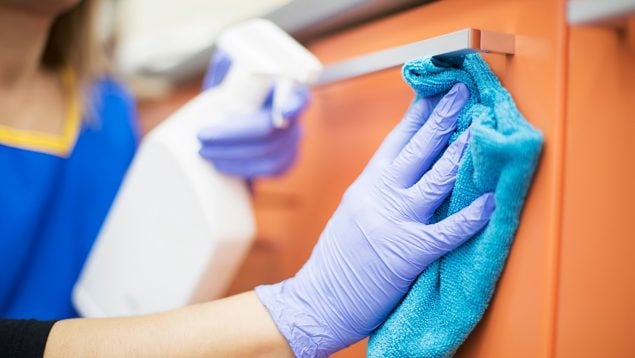 Agua oxigenada y detergente