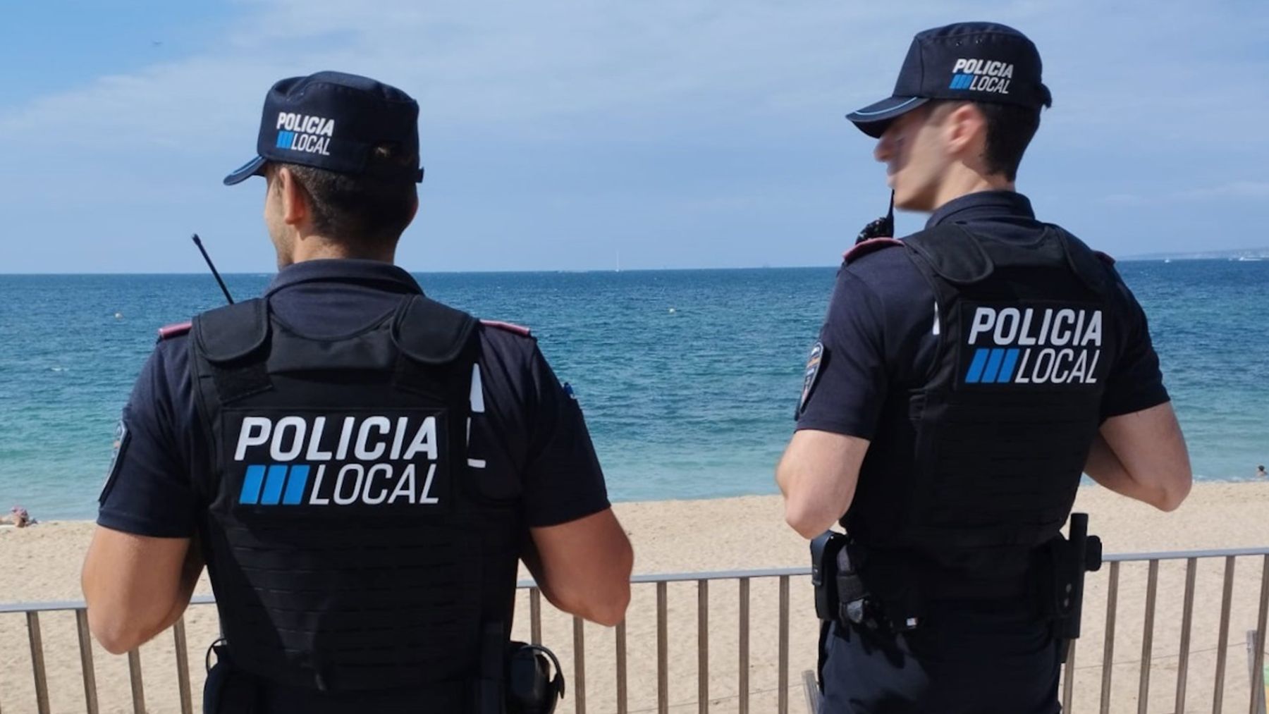 Dos agentes de la Policía Local de Palma.
