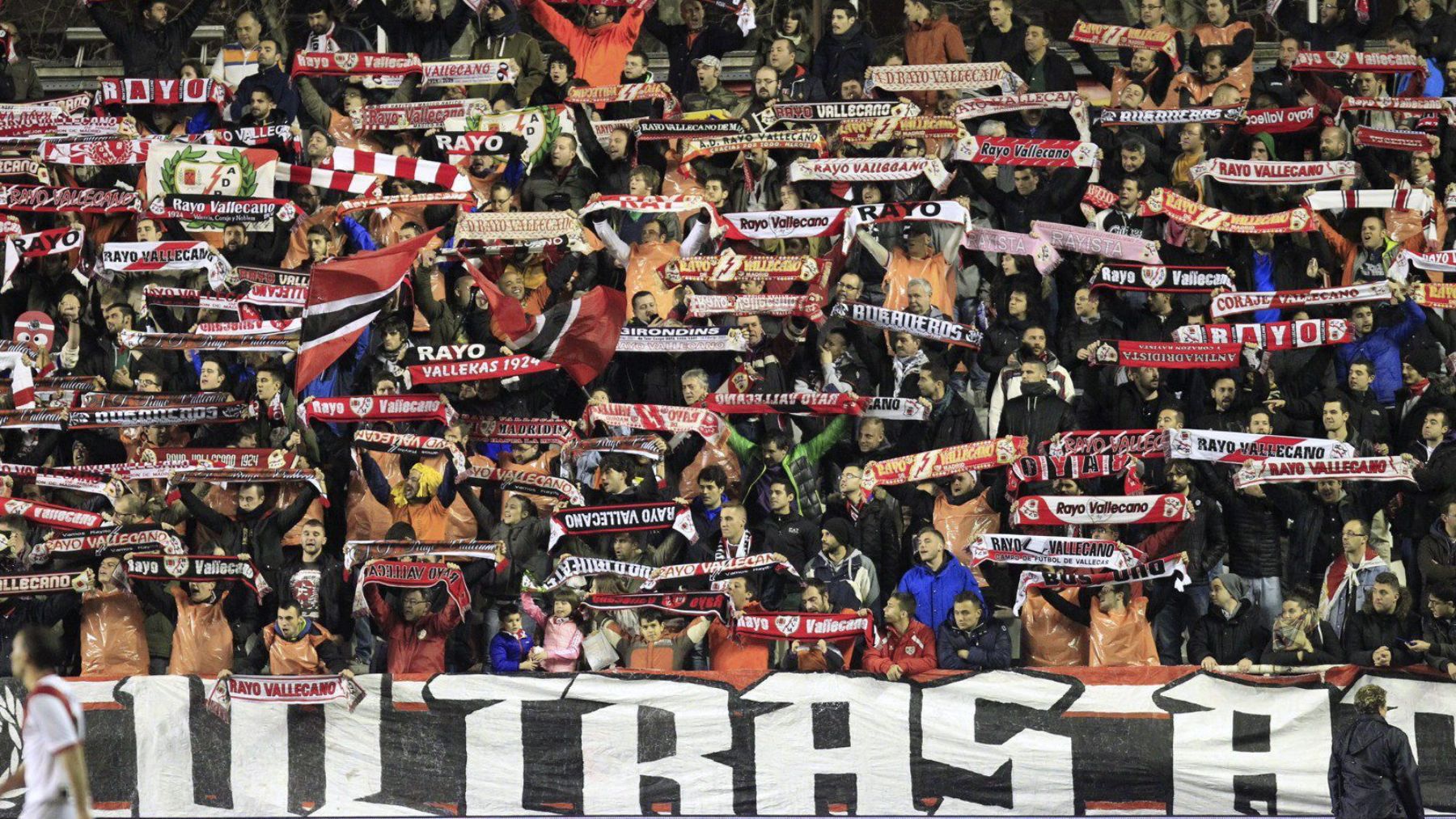 Bukaneros durante un partido del Rayo. (EFE)