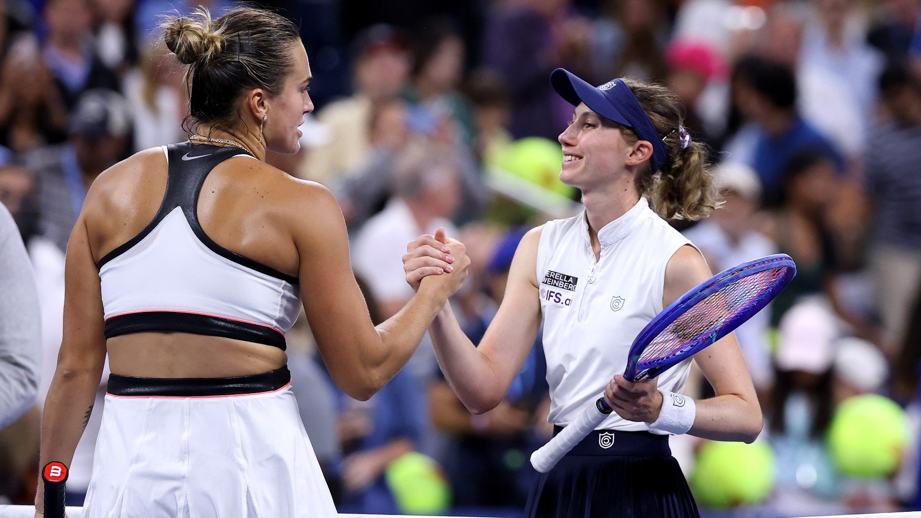 Bucsa y Sabalenka se saludan tras el partido. (Getty)