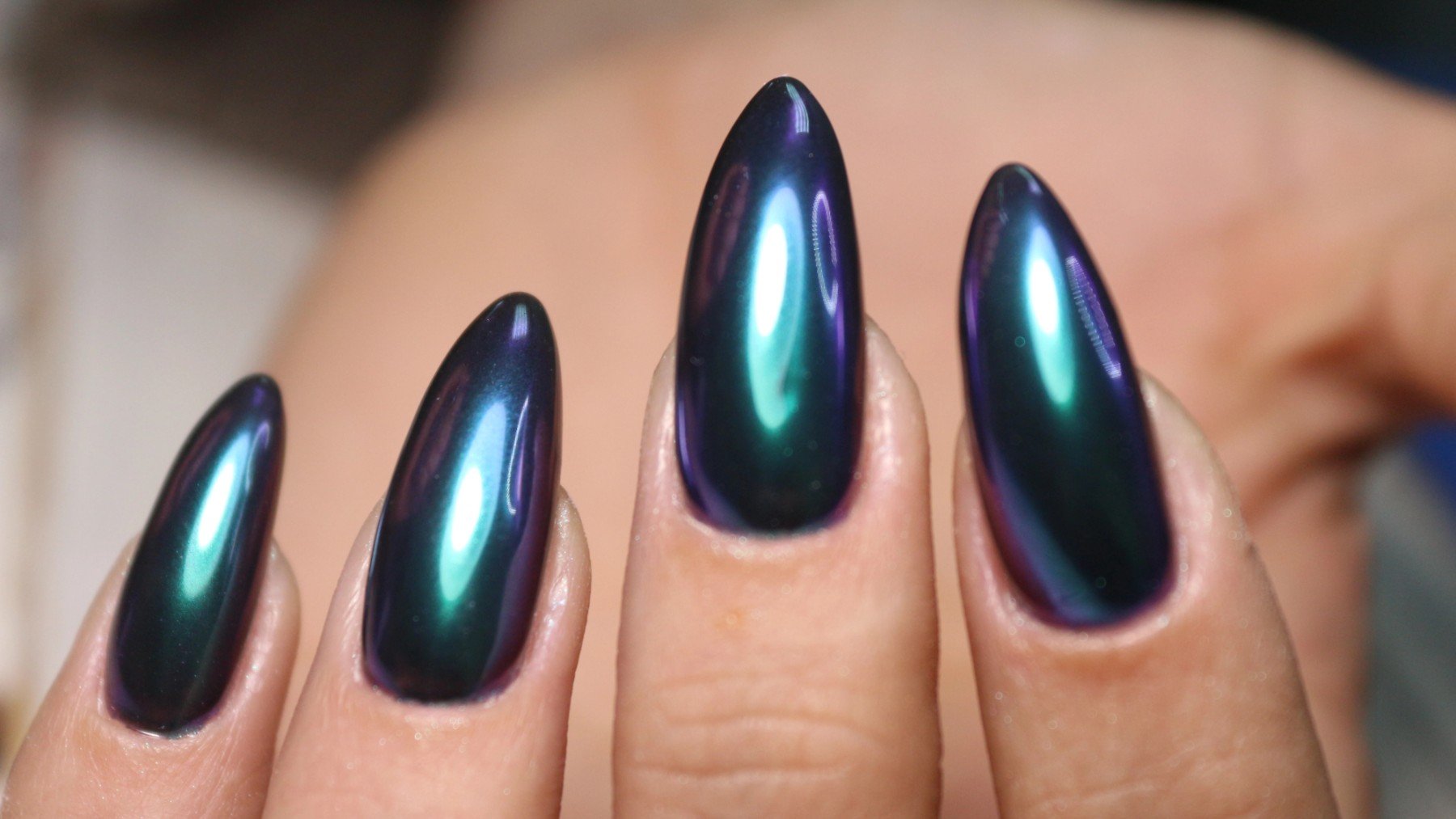 Una mujer se realiza un esmalte de uñas.