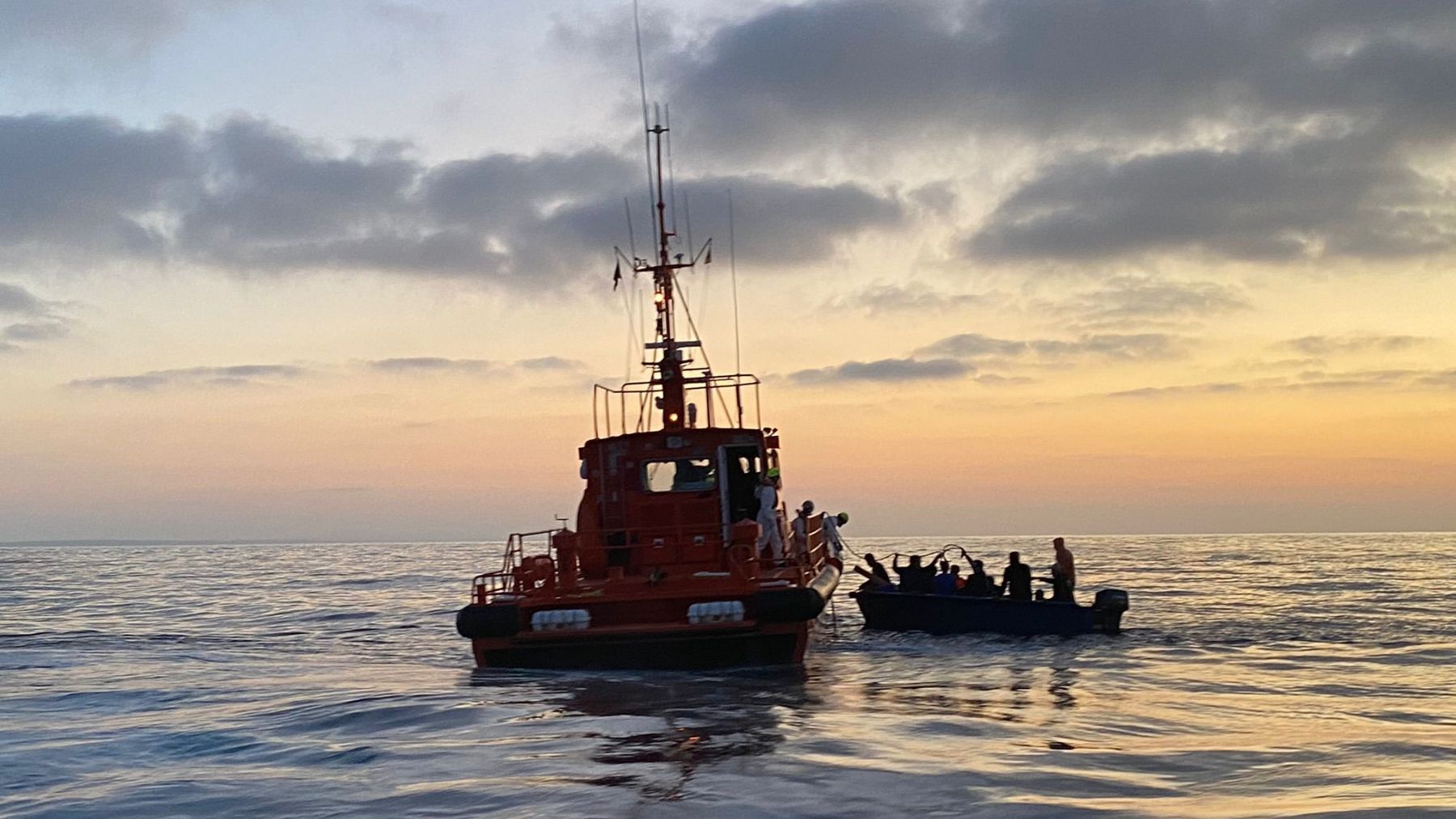 Una patera siendo rescatada por Salvamento Marítimo.