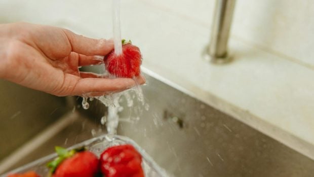 Lavar los alimentos que vamos a comer es recomendable por cuestiones de higiene, pero no está tan claro que sirva para eliminar los residuos de pesticidas.