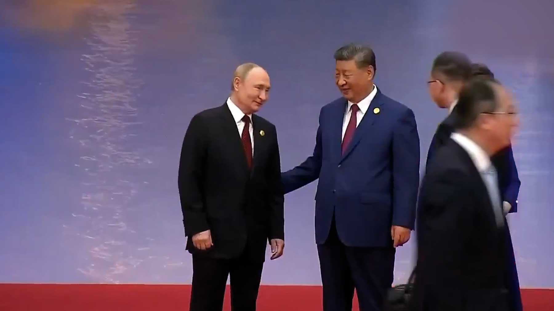 Xi llama a Putin a un aparte en plena foto de familia.
