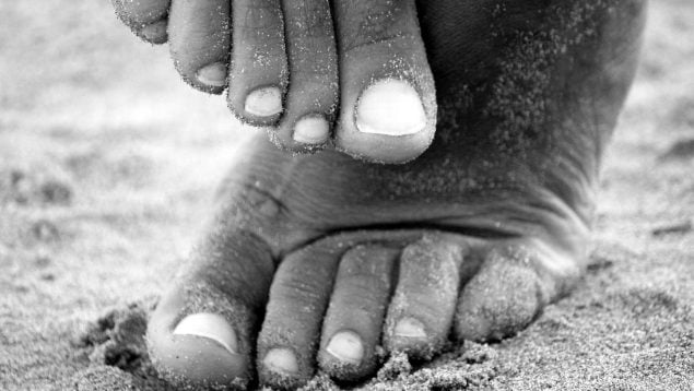 El significado de que te aparezcan rayas en las uñas y cuándo debes preocuparte: lo dicen los expertos