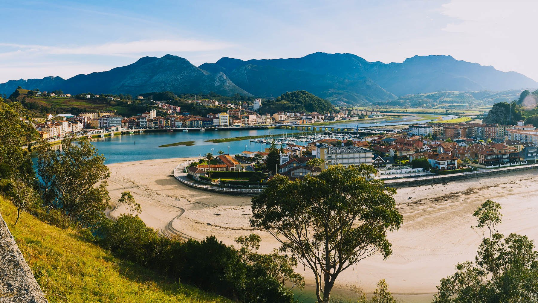 Vista panorámica de Ribadesella. Foto: D.Rovchak en Wikimedia Commons.