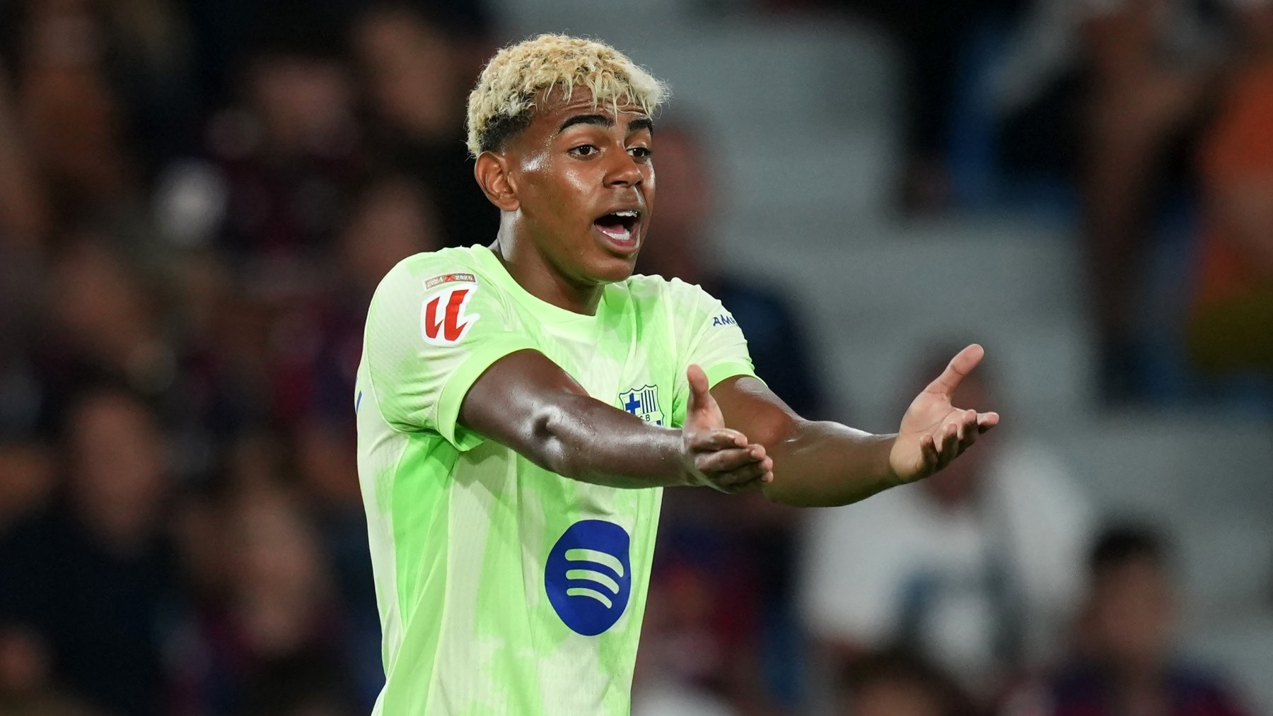 Lamine Yamal se queja durante un partido del Barça. (Getty)