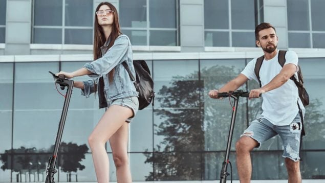 Olvídate de coger el bus con este patinete eléctrico de IScooter: ¡30 km de autonomía por solo 140 €!