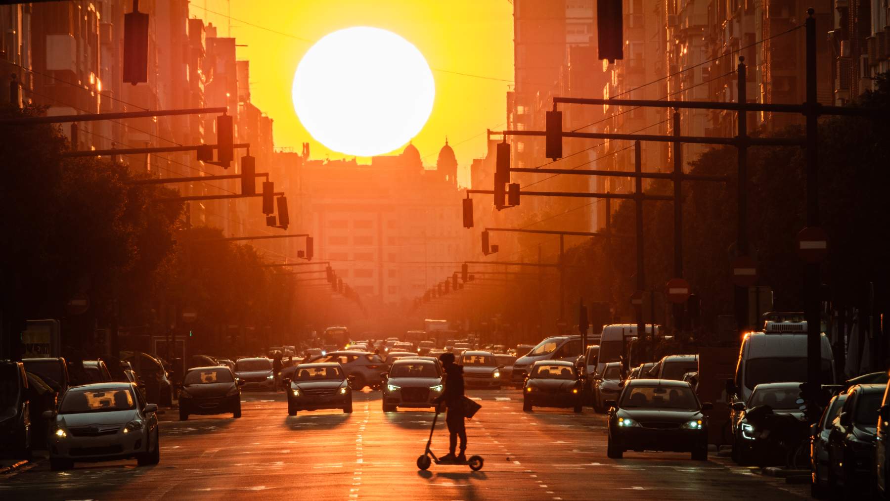 Tráfico en la ciudad de Valencia al atardecer.