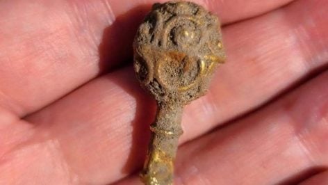 Un objeto de oro macizo fechado en el siglo IX. Foto: Portable Antiquities Scheme / Universidad de Newcastle