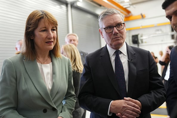 Kier Starmer, el primer ministro de Reino Unido, junto a su ministra de Hacienda, Rachel Reeves. (Getty Images)