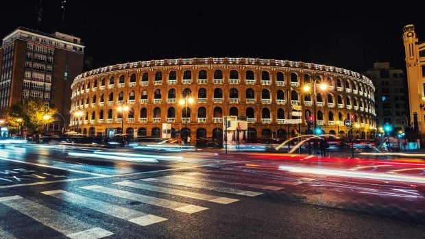 Tráfico en Valencia de noche.