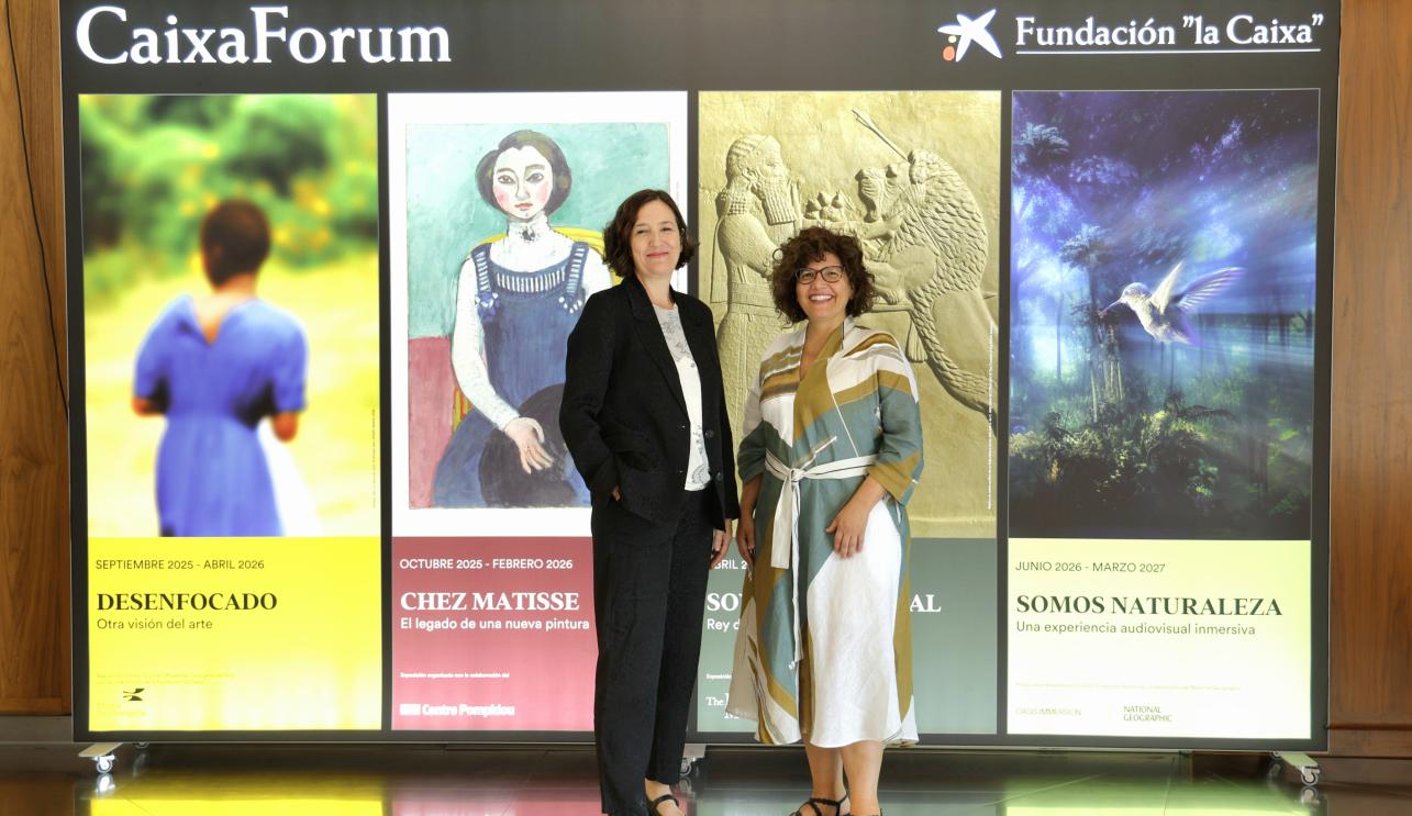 La directora del Área de Exposiciones, Colección y CaixaForum+ de la Fundación ”la Caixa”, Isabel Salgado, y la directora de CaixaForum Madrid, Isabel Fuentes.© Fundación «la Caixa»