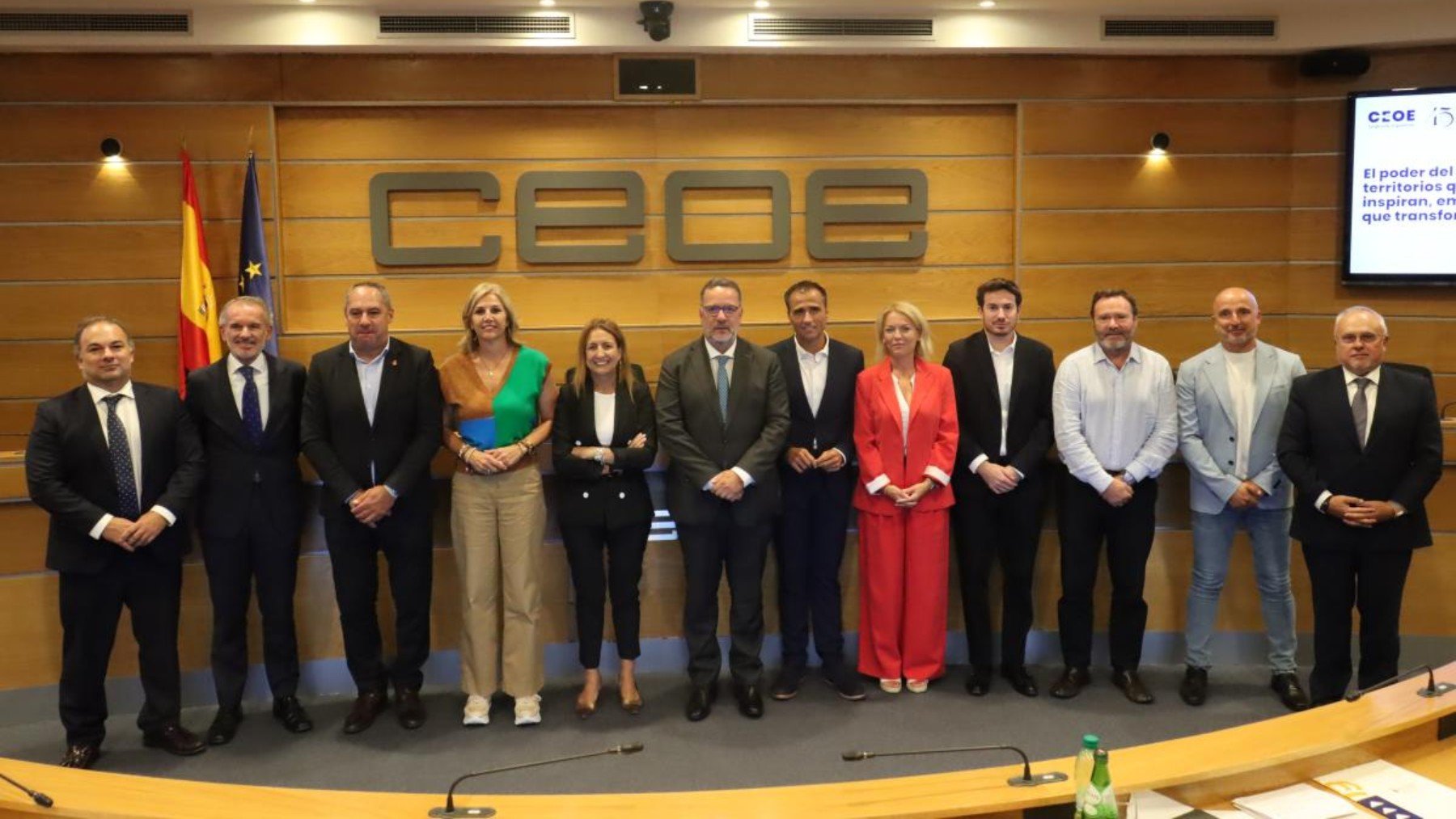 Los integrantes de la jornada celebrada en la sede de la CEOE posan en una foto de familia. (CEOE)