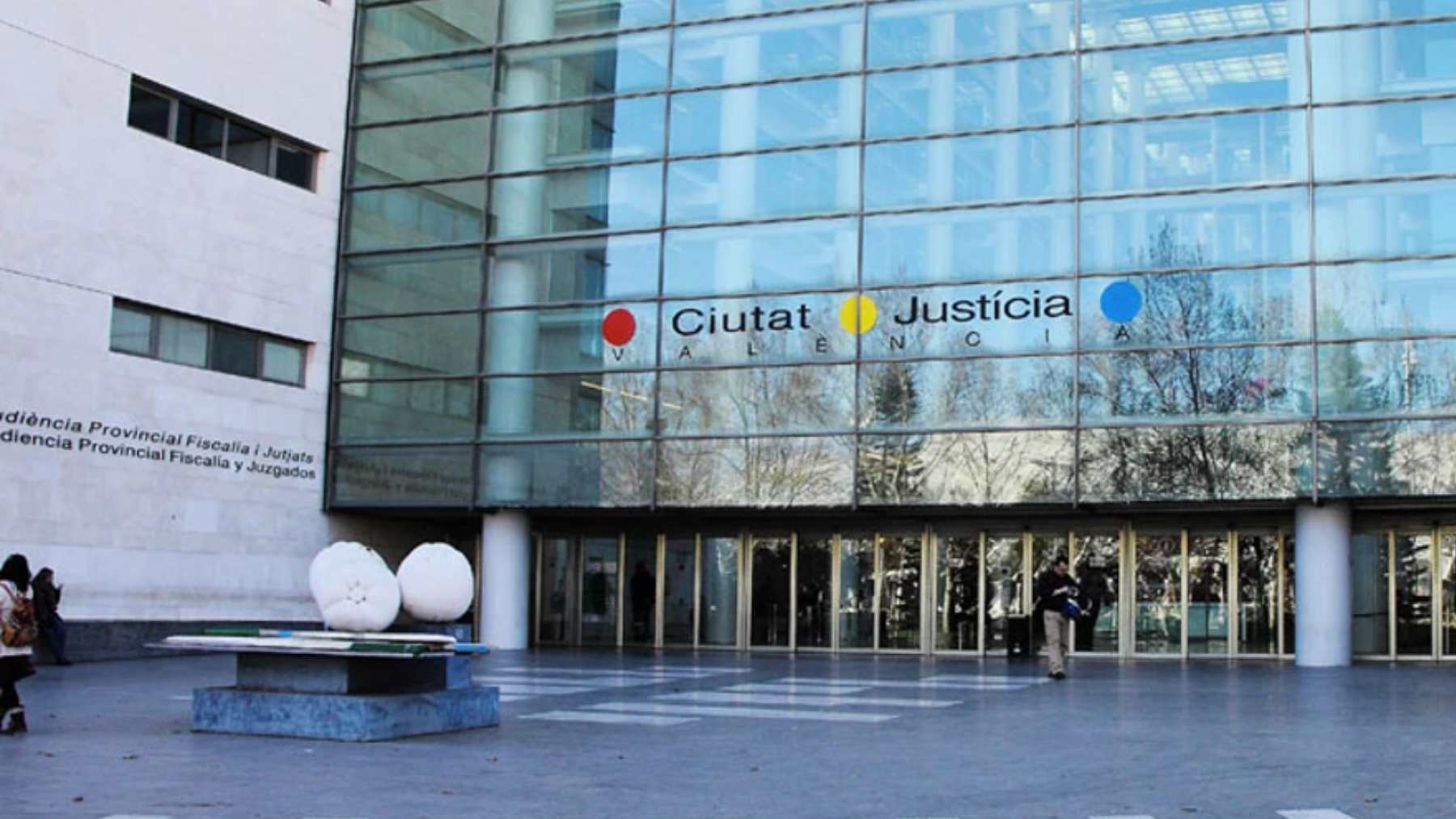 La juez dice ser víctima de una «campaña difamatoria» y pone como ejemplo «los comentarios de las noticias»