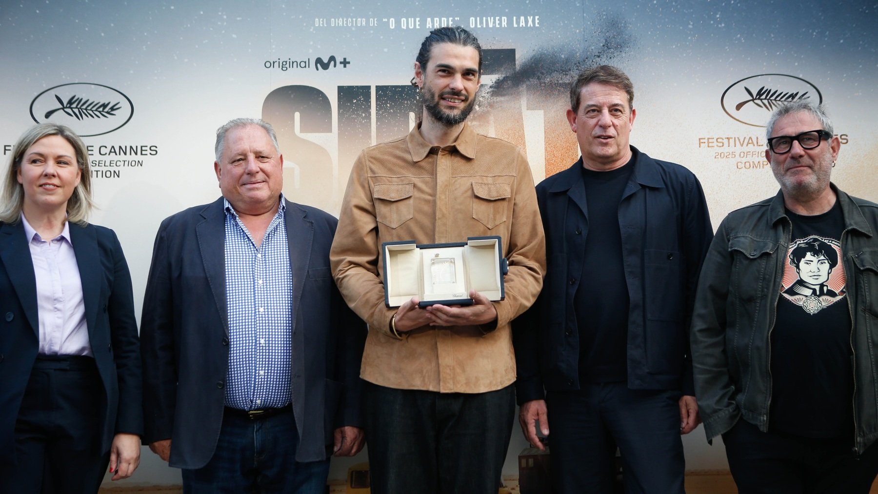 El director Oliver Laxe (C) durante el preestreno de la película ‘Sirât’. (EP)