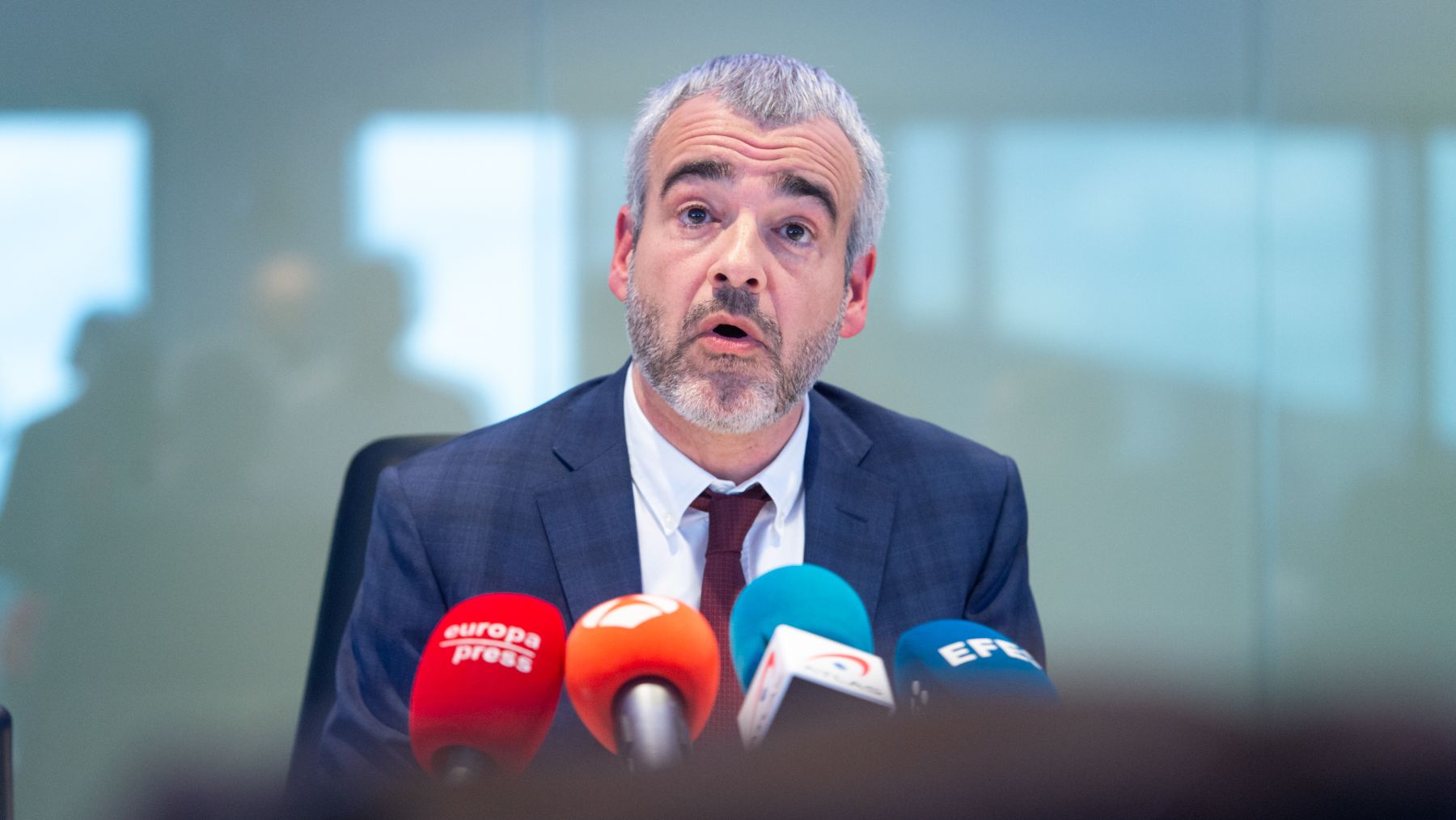 Aena acusa a Ryanair de «fariseismo» y «chantaje» tras el cierre de la base de Santiago y quitar vuelos