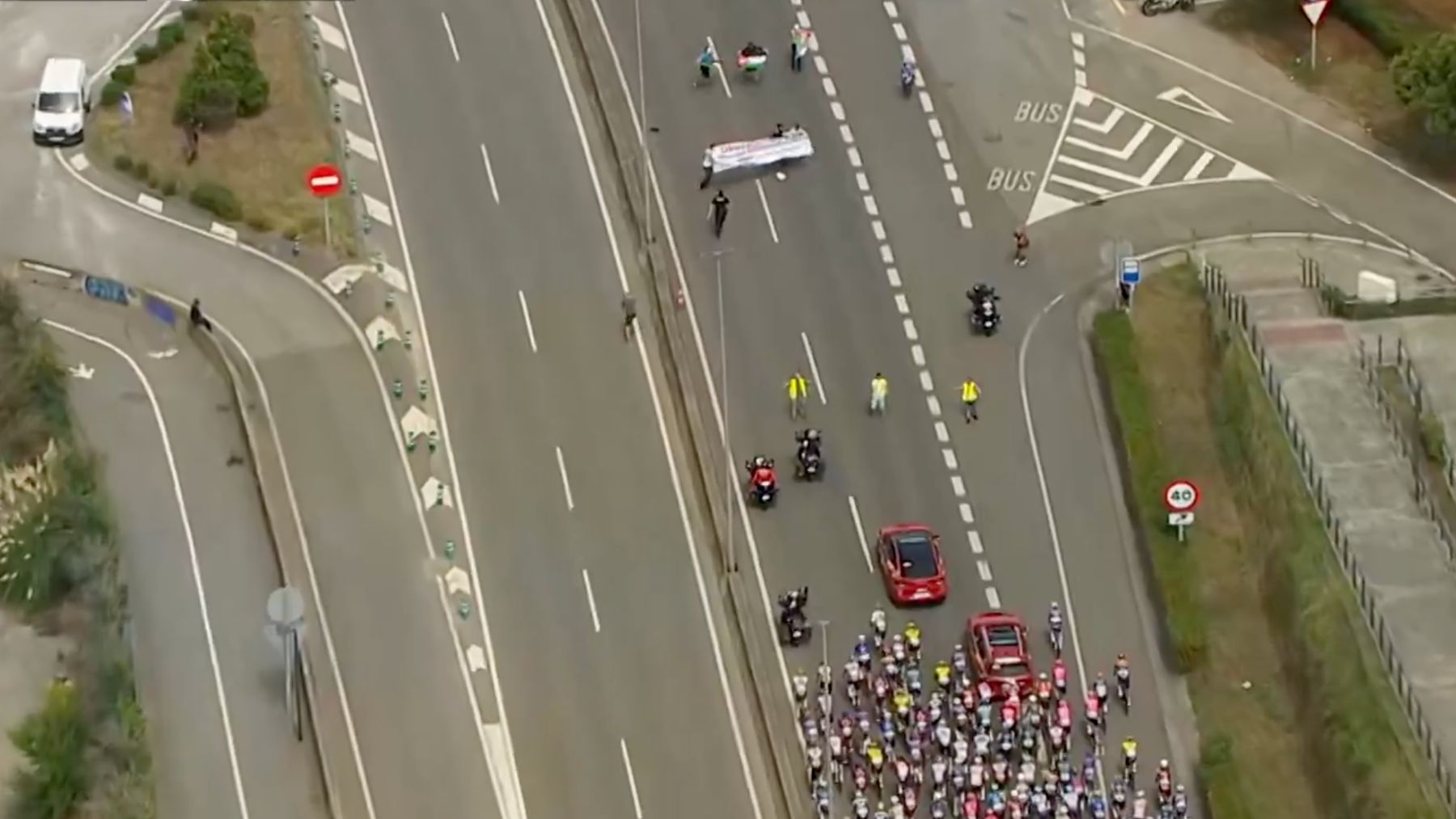 Una nueva protesta propalestina en Bilbao obliga a parar la salida de la etapa de la Vuelta