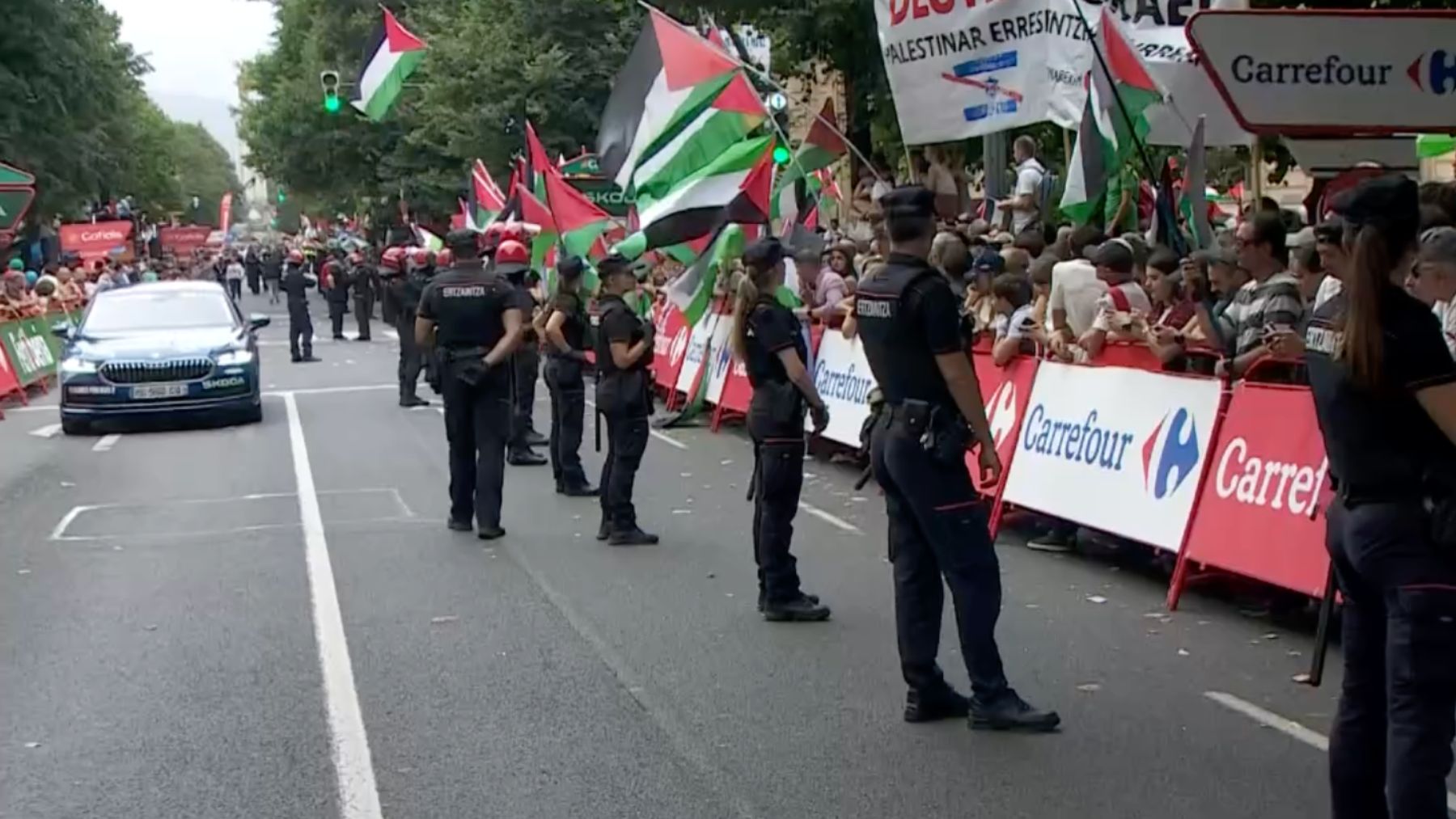 Escándalo mundial: un boicot propalestino obliga a parar la Vuelta en Bilbao y deja la etapa sin ganador