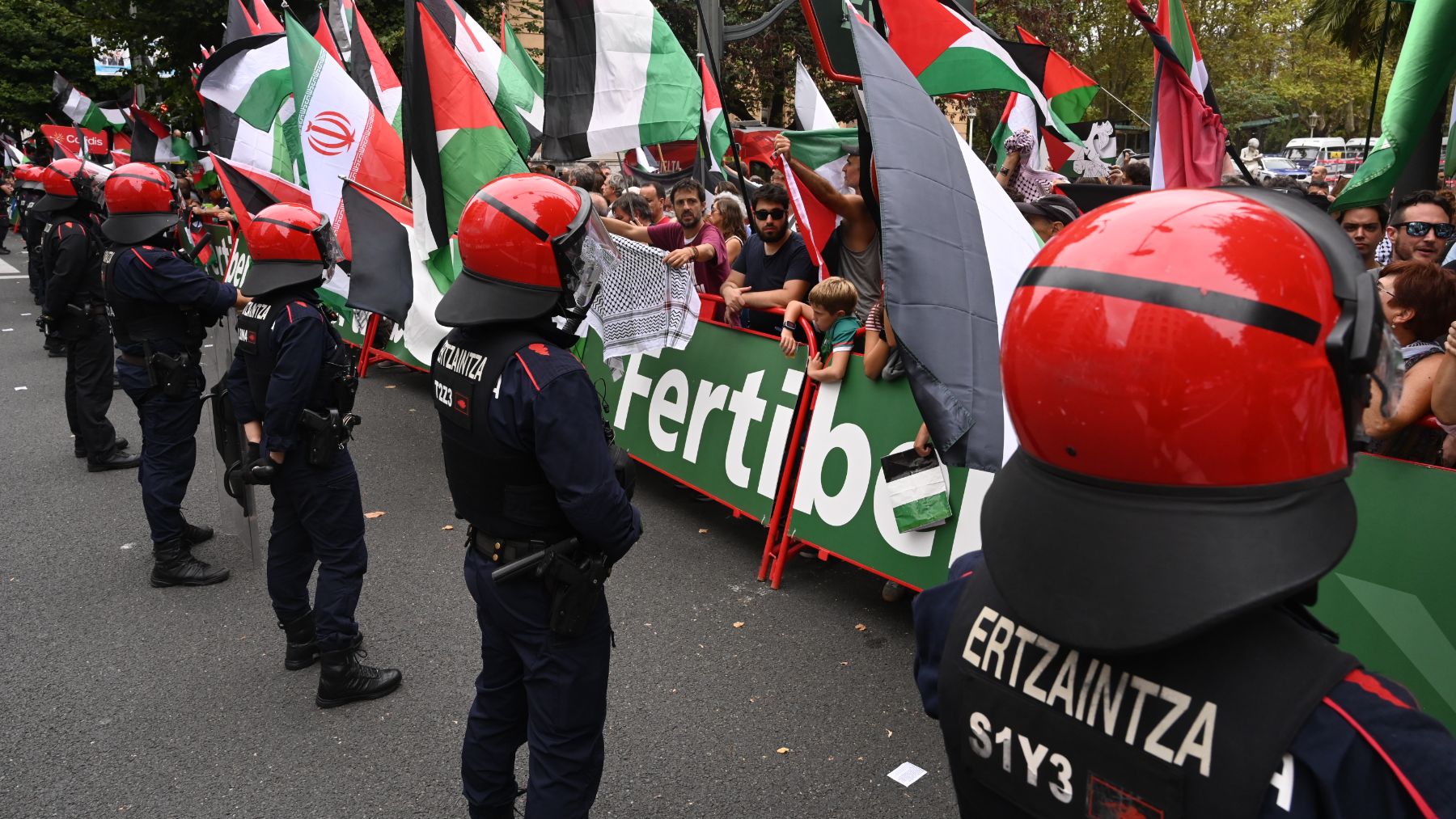 Varios detenidos por la Ertzaintza tras el aquelarre propalestino de la Vuelta en Bilbao
