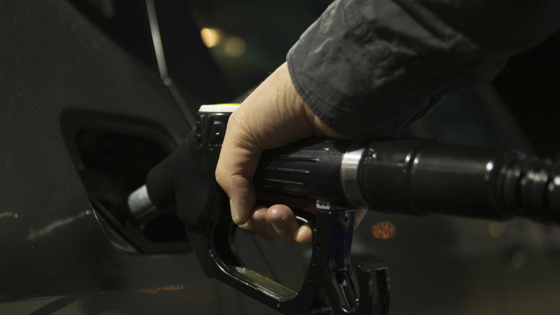 Ni el aceite ni los aditivos: el sencillo truco para ahorrar gasolina recomendado por un profesor de autoescuela