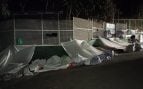 Inmigrantes duermen al raso a las afueras del CETI de Ceuta.
