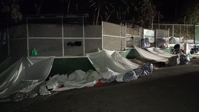 Inmigrantes duermen al raso a las afueras del CETI de Ceuta.